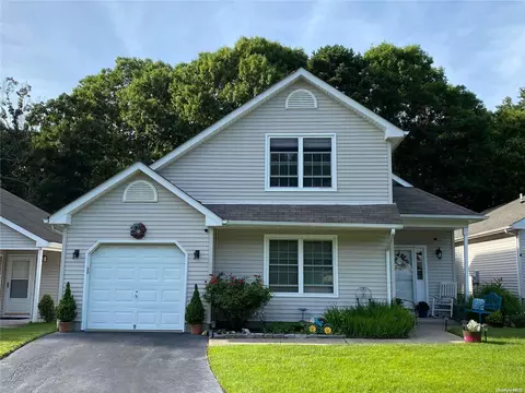 6 Greenbriar Ct #6, Middle Island, NY 11953