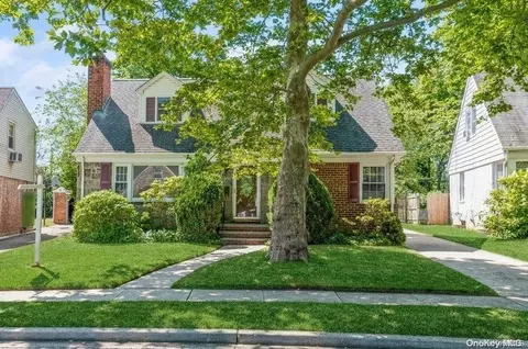 118 Devonshire Dr, North Hempstead, NY 11040