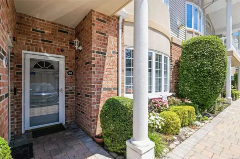 35 Sarah Ct #35, Amityville, NY 11701