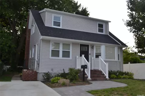 2346 S Seamans Neck Rd, Seaford, NY 11783
