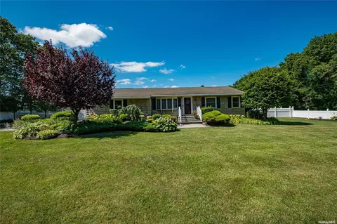 3 Mineola St, Holtsville, NY 11742