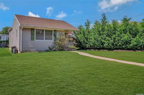 124 Pine St, Lindenhurst, NY 11757