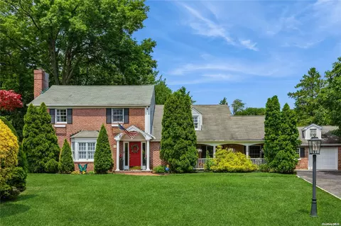 15 Shadow Ln, North Hempstead, NY 11596