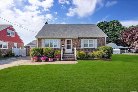 125 Chicago Ave, Massapequa, NY 11758