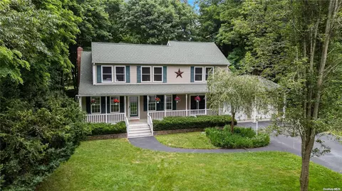 40 Pine St, East Moriches, NY 11940