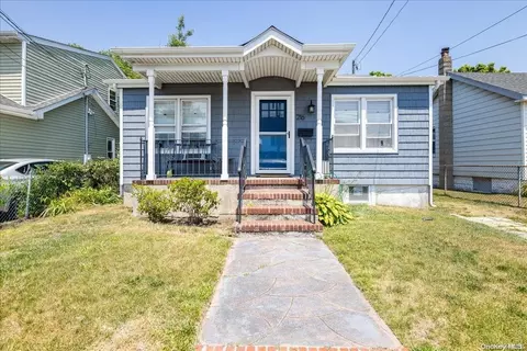 216 W Clearwater Rd, Lindenhurst, NY 11757