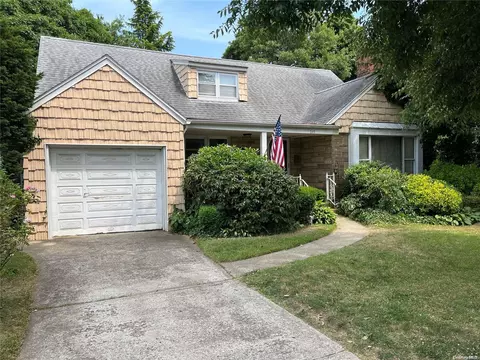 169 Patton Blvd, North Hempstead, NY 11040