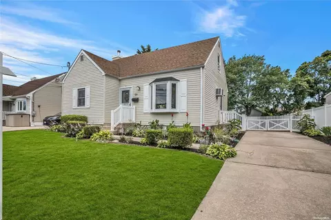 59 Sherbrooke Rd, Lindenhurst, NY 11757