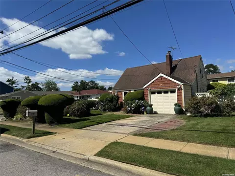 569 Clocks Blvd, Massapequa, NY 11758