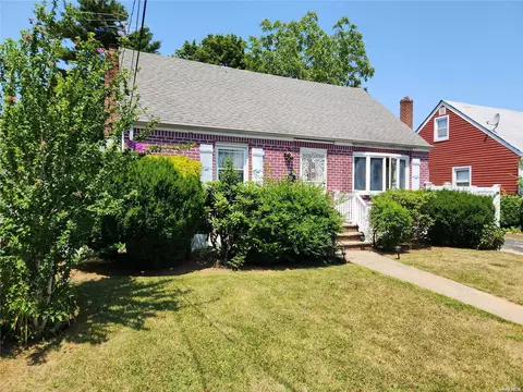 748 Union Dr, Uniondale, NY 11553