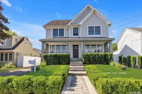 89 W Cortland Ave, Oceanside, NY 11572