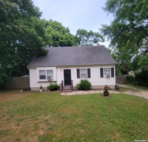 119 Lynbrook Dr, Mastic Beach, NY 11951