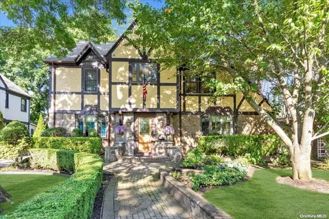 66 Sunset Dr, Hempstead, NY 11550