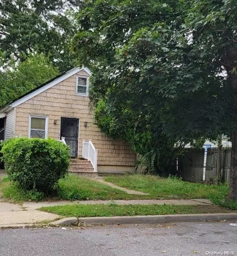 11 Decatur St, Roosevelt, NY 11575