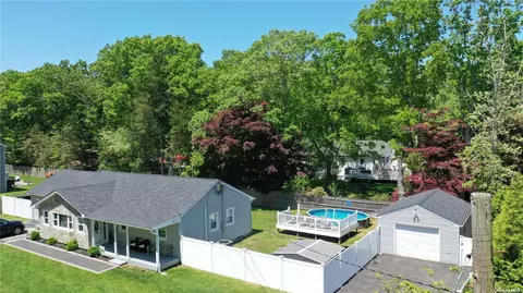 96 Raynor Rd, Ridge, NY 11961