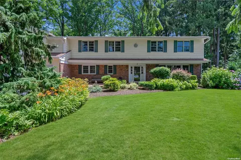 3 Nancy Ct, North Hempstead, NY 11030
