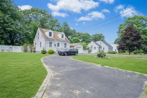 168 Brooksite Dr, Smithtown, NY 11787