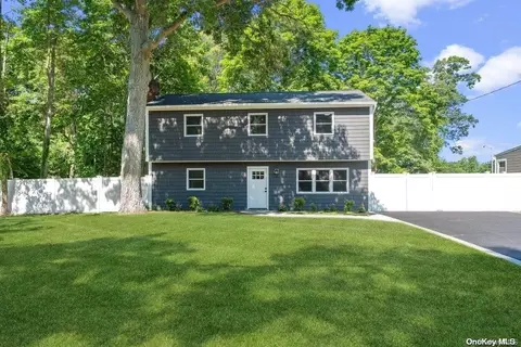 68 Van Bomel Blvd, Oakdale, NY 11769