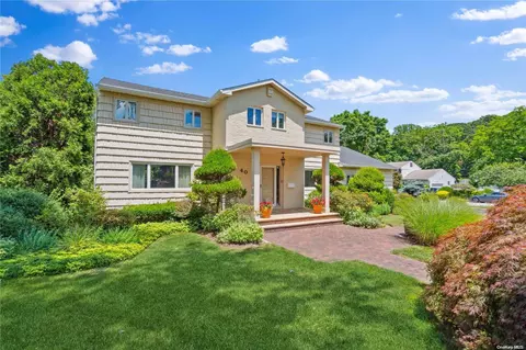40 Cedar Dr, North Hempstead, NY 11576