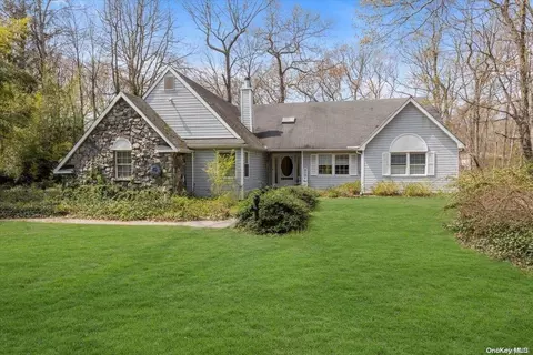 258 S Lake Ave, Nesconset, NY 11767