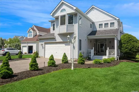 12 Spinnaker Ln #12, Brookhaven, NY 11772