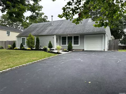 55 Matsunaye Dr, Medford, NY 11763