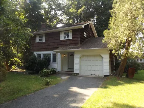 2 Terrill Ln, Kings Park, NY 11754