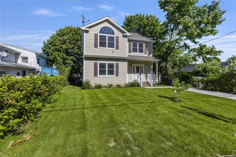 88 Warren St, Copiague, NY 11726