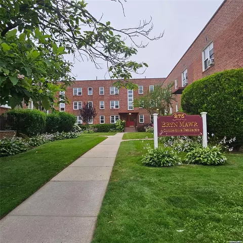 275 Maple Ave #E4, Rockville Centre, NY 11570