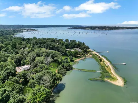 30 Cove Woods Rd, Oyster Bay, NY 11771