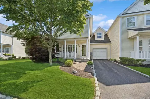 45 Paddington Cir #45, Smithtown, NY 11787