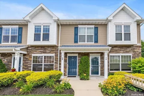120 Weatherby Ln #120, Central Islip, NY 11722