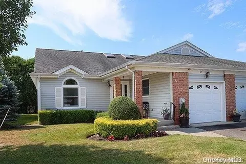 35 Primrose Ln #35, North Babylon, NY 11703