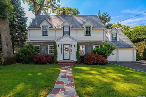 8 Nottingham Rd, Rockville Centre, NY 11570