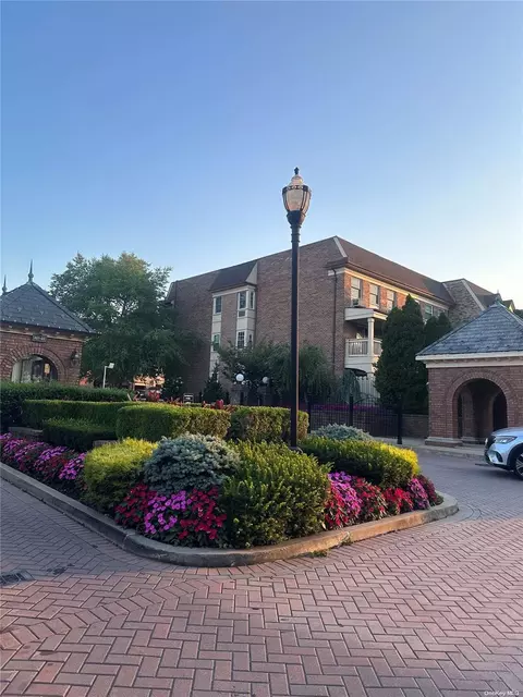 208-08 Estates Dr #22125, Bayside, NY 11360