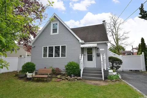 270 Neptune Ave, West Babylon, NY 11704