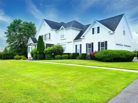 66 Canterbury Dr, Wading River, NY 11792