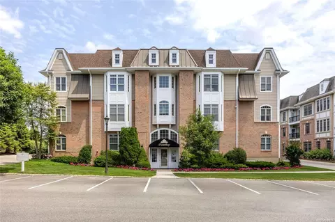 408 Pacing Way #1, North Hempstead, NY 11590