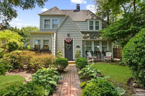 91 Shore Rd, Glen Cove, NY 11542