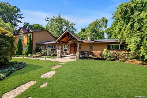 5 Signal Ct, Dix Hills, NY 11746