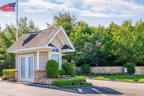34 Torrey Pine Ln #34, Bay Shore, NY 11706