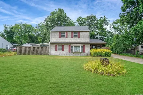 8 Linda Ln, Central Islip, NY 11722