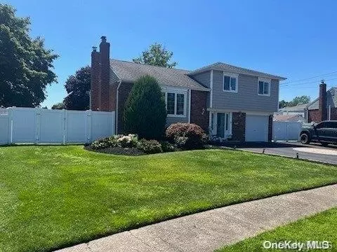 526 Narland Ln, North Babylon, NY 11703