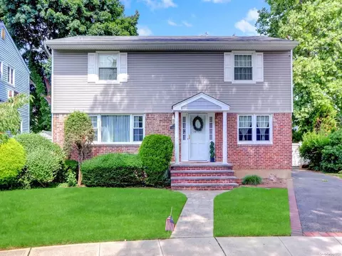 40 Ackley Ct, Malverne, NY 11565