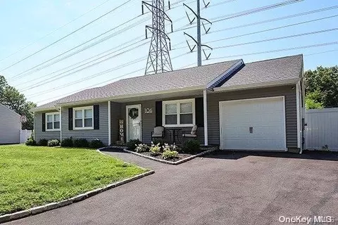 106 Truxton Rd, Dix Hills, NY 11746