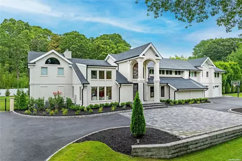 4 Heather Ct, Dix Hills, NY 11746