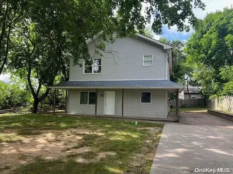 4 Calverton Ct, Calverton, NY 11933