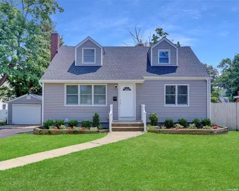 190 W 21st St, Huntington Station, NY 11746