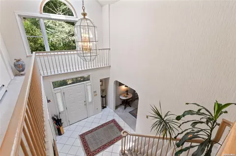 2 Stone Gate Ct, Setauket, NY 11733