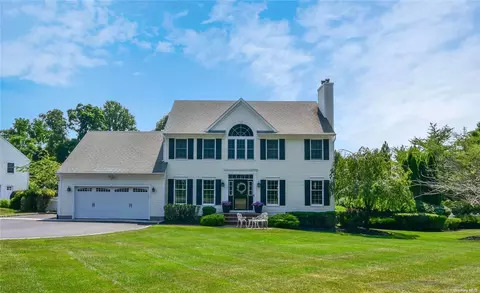 2 Farm House Ct, Mount Sinai, NY 11766